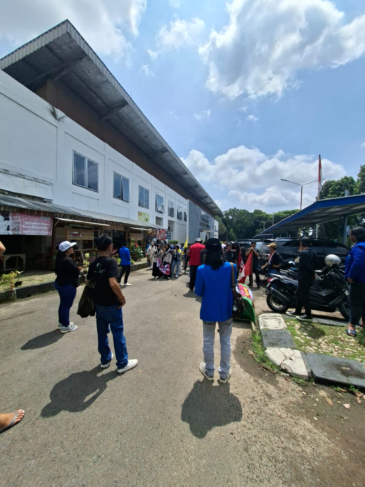 Massa aksi berkumpul di terminal Kertawangunan type A (foto:dok. ist/tohirin)