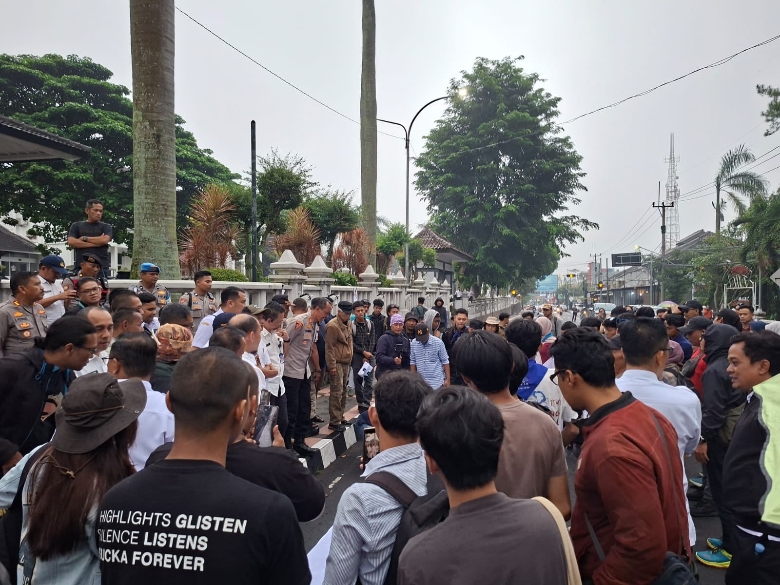 Ribuan knalpot brong ditumpuk saat pemusnahan barang bukti di Polda Jabar(foto:dok. polda/tohirin)