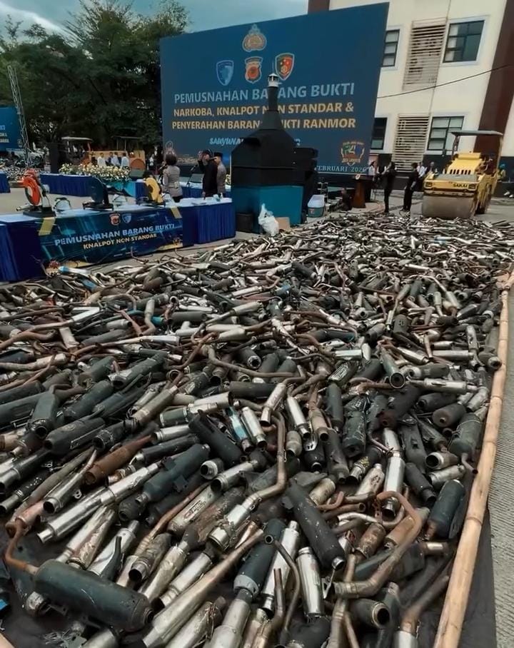 Ribuan knalpot brong ditumpuk saat pemusnahan barang bukti di Polda Jabar(foto:dok. polda/tohirin)