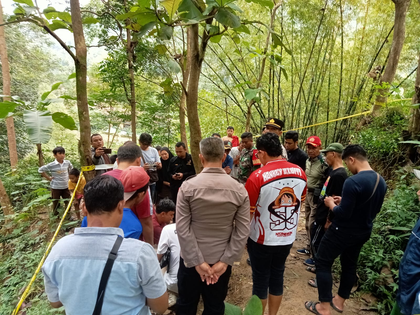 Suasana olah TKP penemuan kerangka manusia di Dusun Karangtumaritis Lebakherang (foto/dok. kdm/tohirin)
