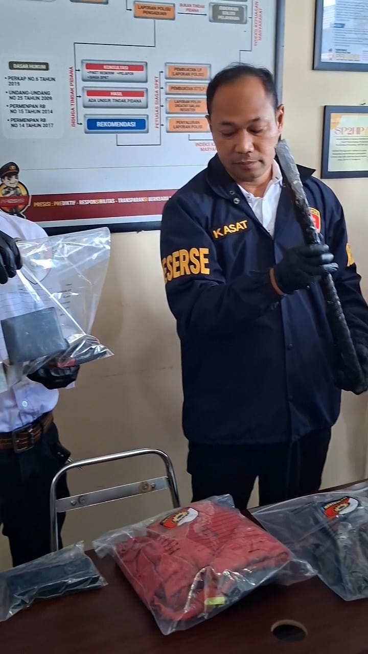 Kasat reskrim AKP Abdul Aziz menampilkan barang bukti (foto:dok. ist/tohirin)