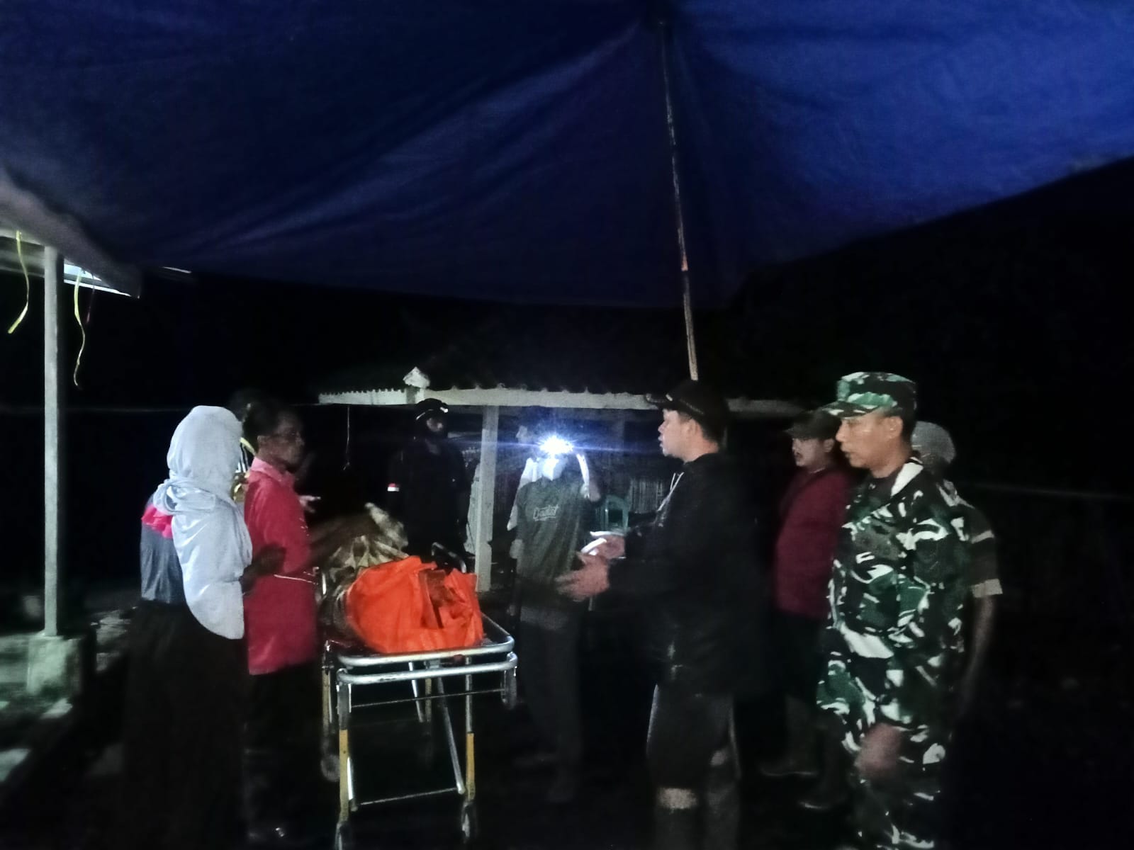 Petugas dan warga mengevakuasi jenazah(foto:dok. kdm/tohirin)