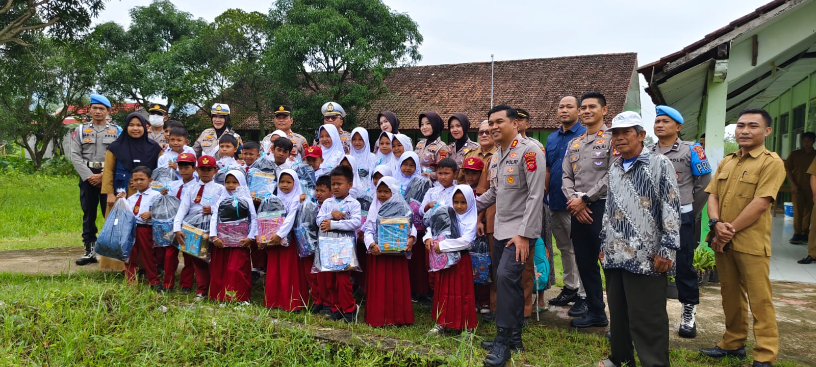 Foto bersama Kapolres kuningan dengan siswa SDN 3 Sukadana (foto:dok. polres/tohirin)