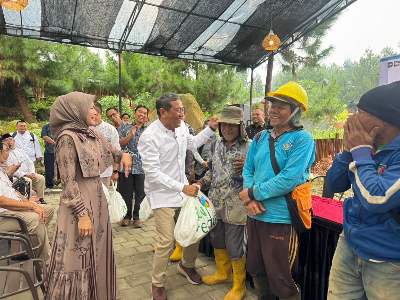 Anggota DPRRI, Rokhmat Ardiyan bersama PLN salurkan listrik gratis untuk warga dan fasilitas umum Desa Cisantana. (Foto: dok. net)
