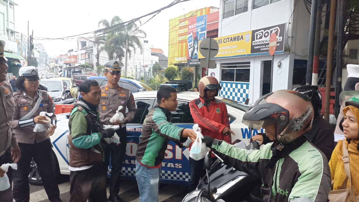 Bagi bagi takjil oleh Satlantas Kuningan(foto:dok polres/tohirin)