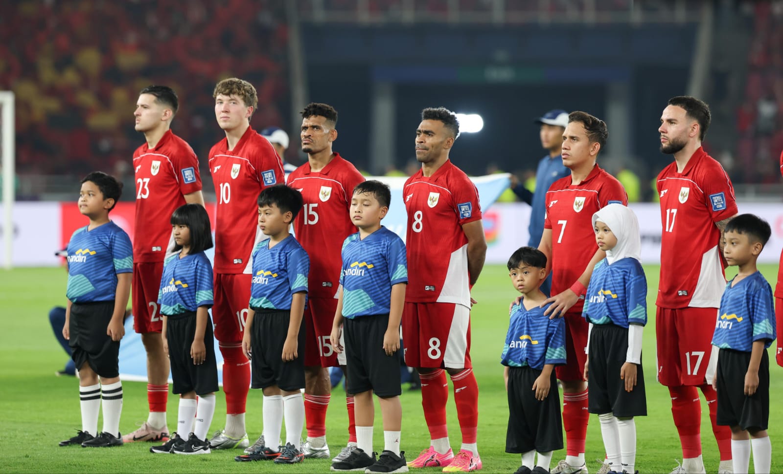Sesi foto pemain Timnas Indonesia yang di dampingi oleh anak pendamping (foto:dok. net/tohirin)