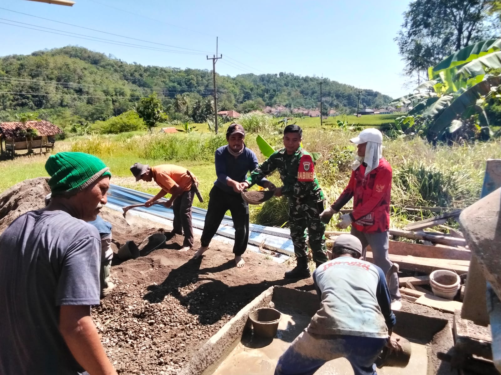 Babinsa koramil ciwaru melakukan gotong royong (foto:dok. ist/tohirin)