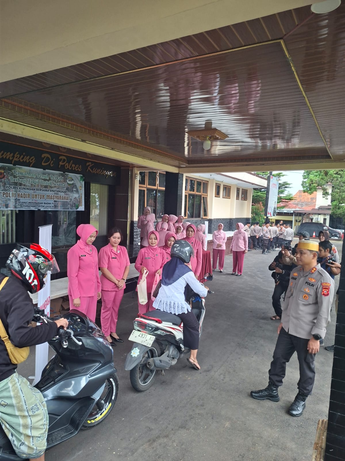 Bagi bagi takjil oleh Polres Kuningan (foto:dok. ist/tohirin)