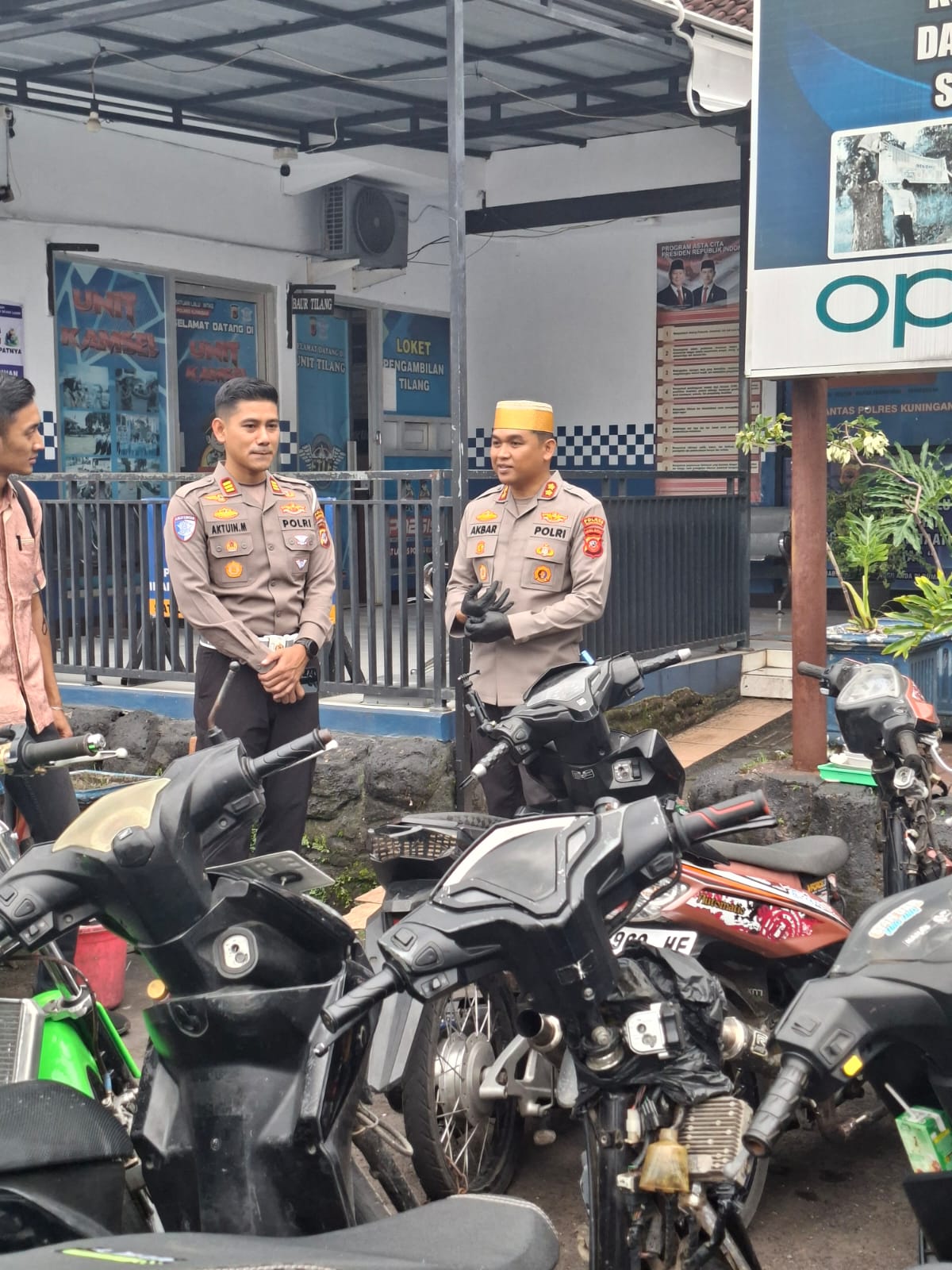 Kapolres Kuningan dan Satlantas Polres Kuningan mengamankan sepeda motor hasil patroli Ramadhan untuk mencegah balap liar di Kabupaten Kuningan (foto:dok. ist/tohirin)