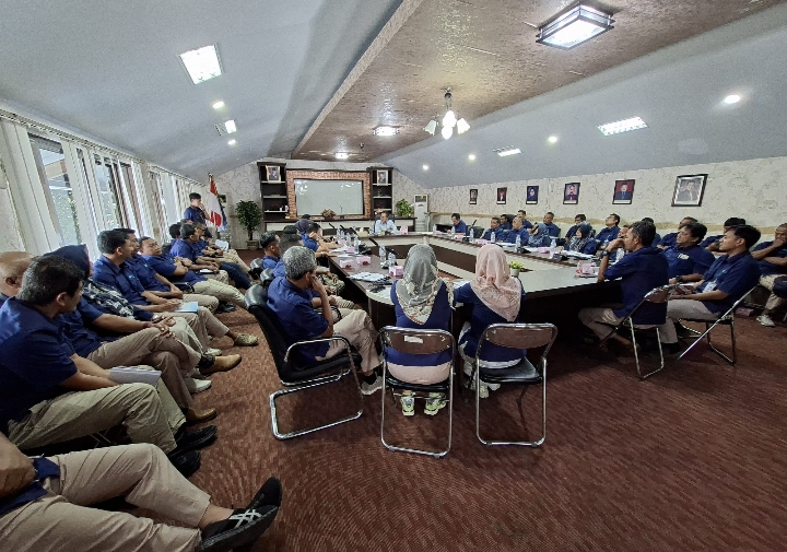 Rapat koordinasi peningkatan kualitas pelayanan bersama seluruh Kepala Cabang PAM Tirta Kamuning. (Foto: dok. ist)