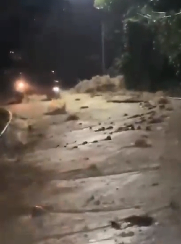 Tangkapan layar video TikTok yang menampilkan kondisi pipa distribusi PDAM Tirta Giri Nata yang meledak. (Foto: dok. @endangkusriyawati)