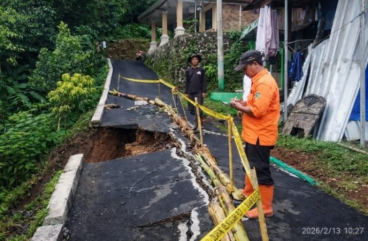 Hujan dengan intensitas sedang hingga lebat yang mengguyur wilayah Mandirancan sejak pukul 14.30 WIB hingga 18.00 WIB mengakibatkan Longsor terjadi pada tembok penahan tanah (TPT) di jalan lingkungan. (Foto: dok. bpbd)