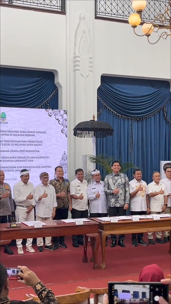 Foto bersama Gubernur Jawa Barat dengan bupati yang masuk di kawasan REBANA (foto:dok. ist/tohirin)