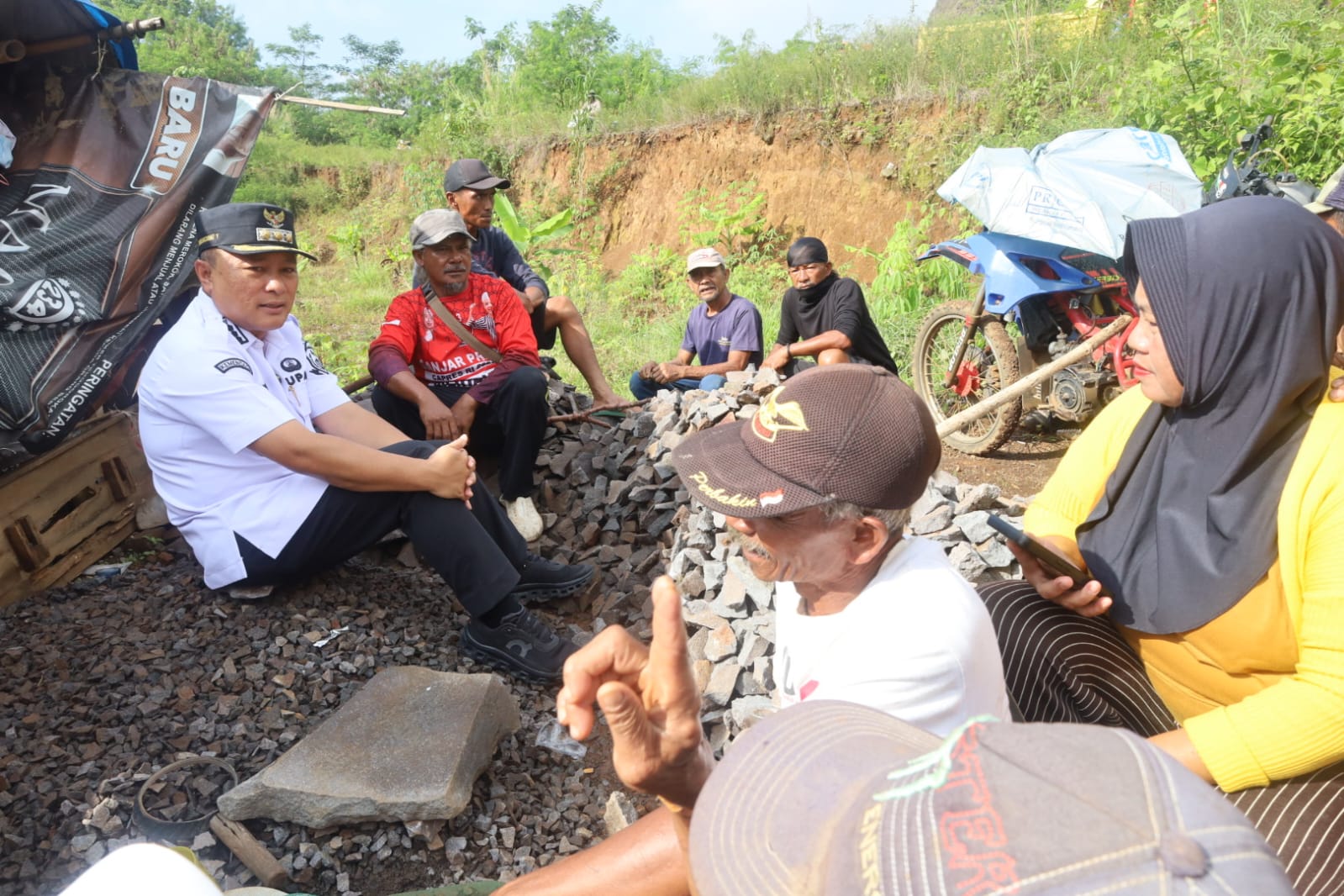 Bupati Kuningan Dian Rachmat Yanuar berdialog langsung dengan warga dan pekerja terdampak penutupan galian C di Desa Cileuleuy, Kecamatan Cigugur (foto:dok. pemkab/tohirin)