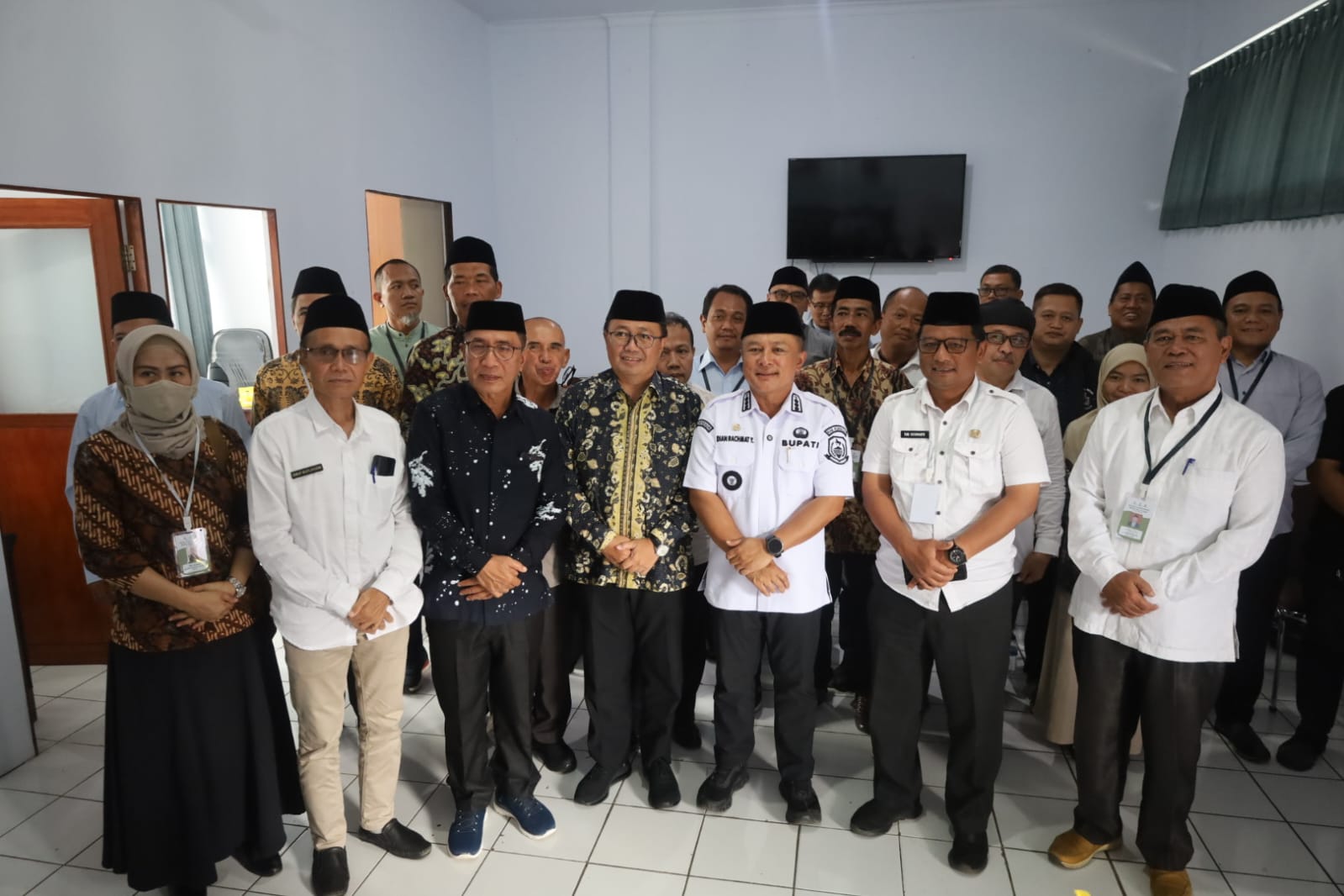 Foto bersama Bupati Kuningan Dian Rachmat Yanuar, panitia, dan peserta seleksi Calon Pimpinan Baznas Kabupaten Kuningan periode 2026-2031 di Kampus 2 Universitas Kuningan (foto:dok. pemkab/tohirin)