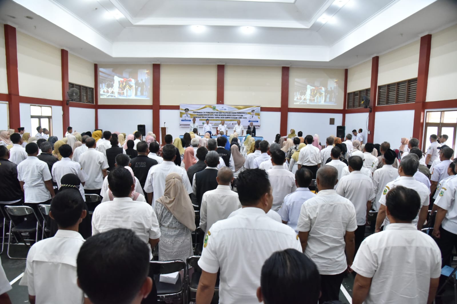 Suasana penyerahan SK Pensiun PNS di lingkungan Pemerintah Kabupaten Kuningan (foto:dok. pemkab/tohirin)