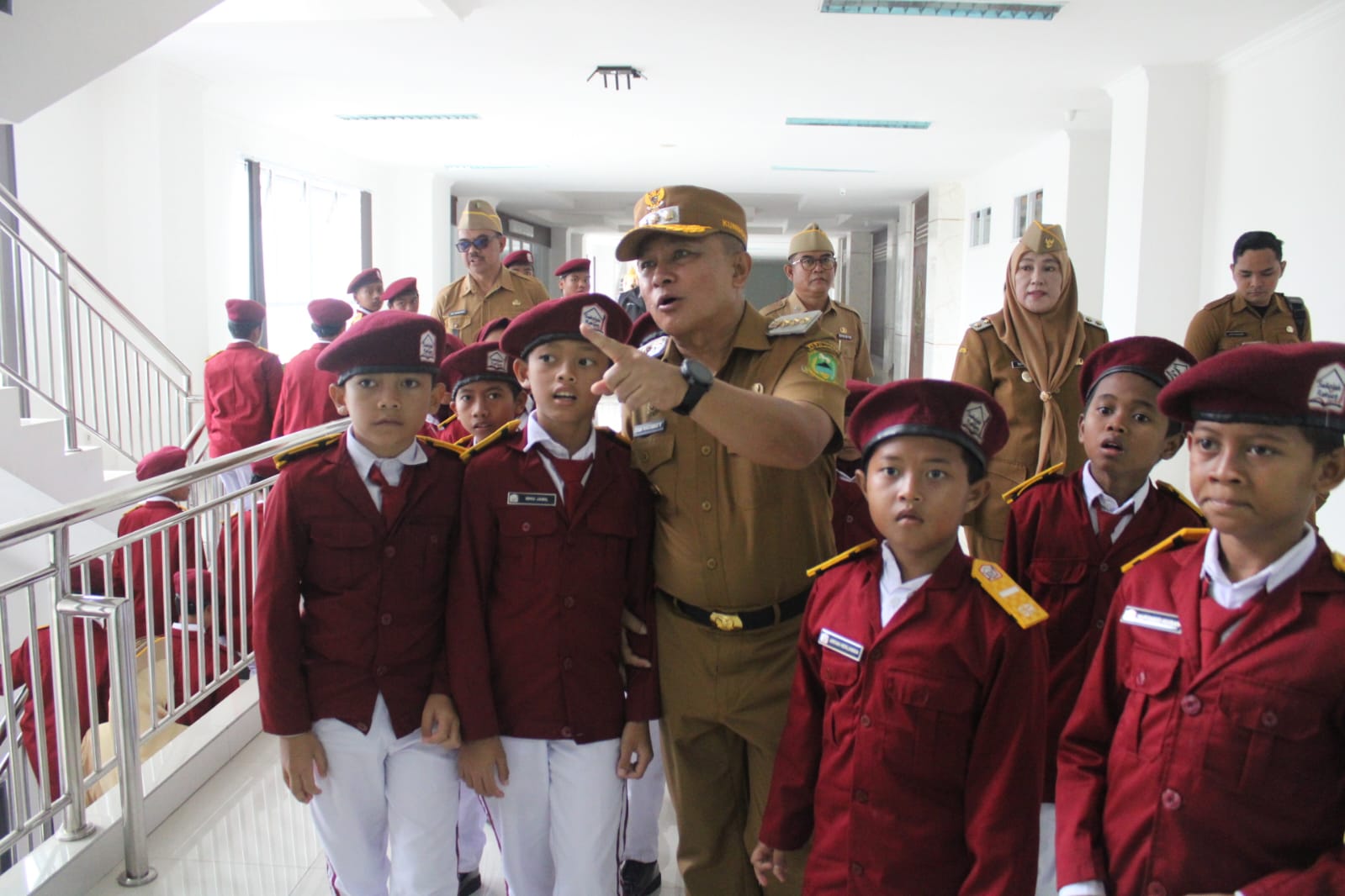 Bupati Kuningan Keliling gedung Setda ajak Siswa Sekolah Rakyat(foto:dok. pemkab/tohirin)