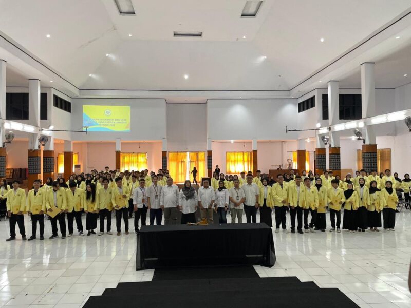 Rektor Universitas Kuningan, Dr. Anna Fitri Hindriana, saat melantik pengurus Ormawa dan UKM Uniku Periode 2026 di Gedung Student Center Iman Hidayat. (Foto: dok. uniku)