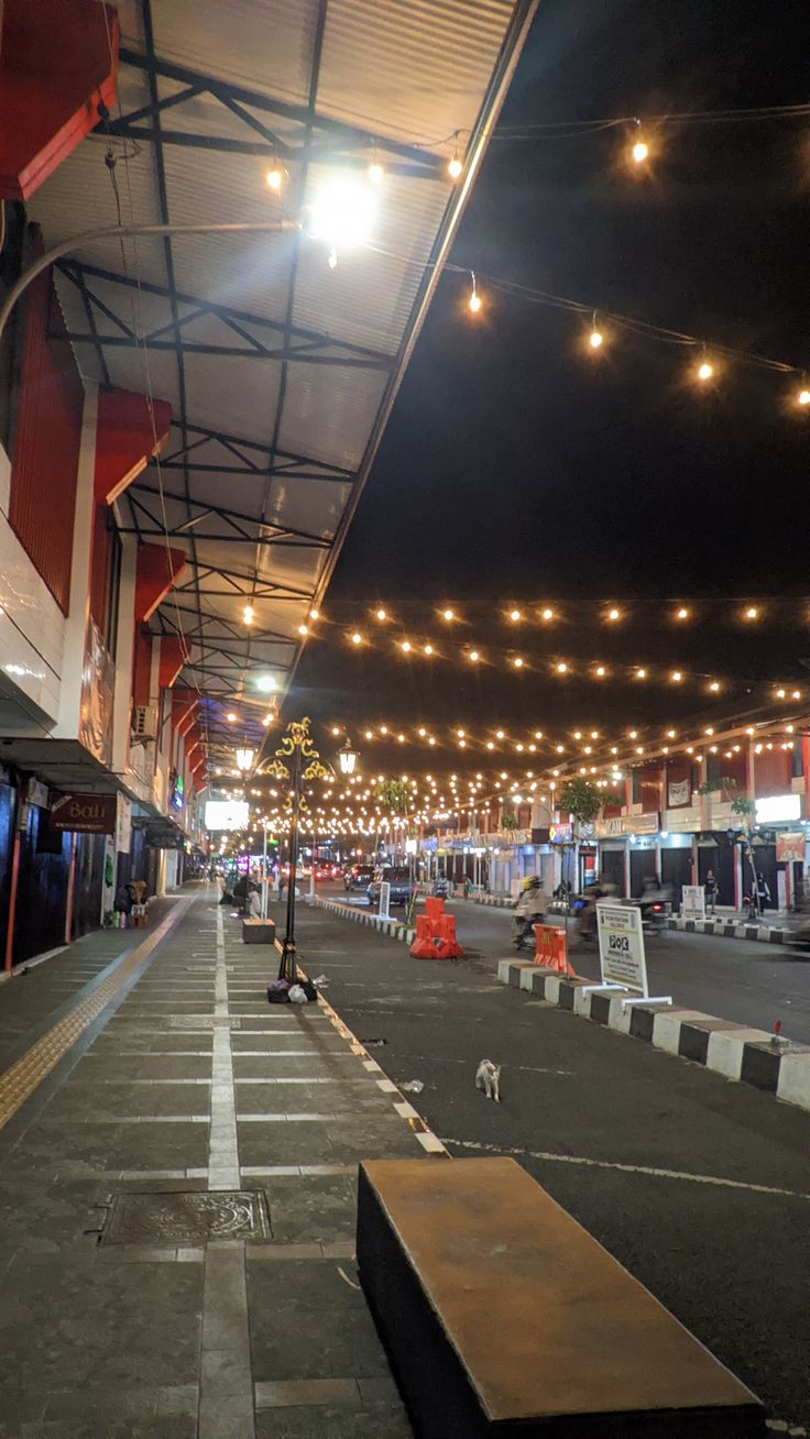 Pertokoan Siliwangi Kuningan saat malam hari. (Foto: dok. net)