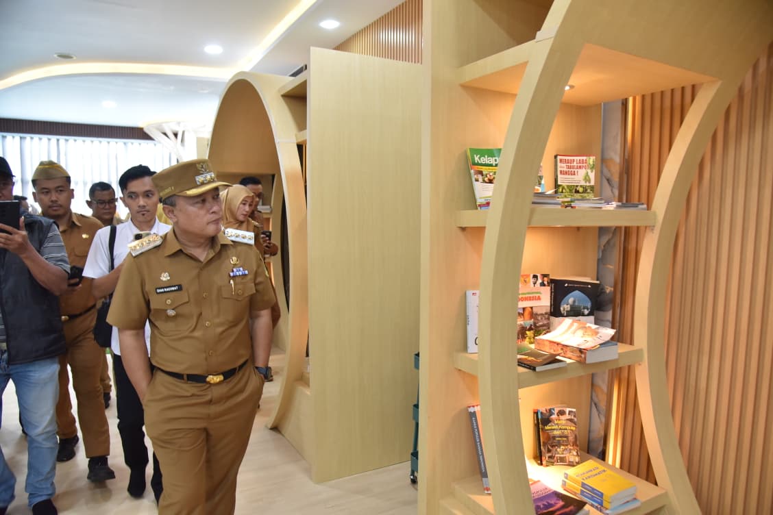 Bupati Kuningan Dian Rachmat Yanuar tinjau Taman Literasi (foto:dok. ist/tohirin)