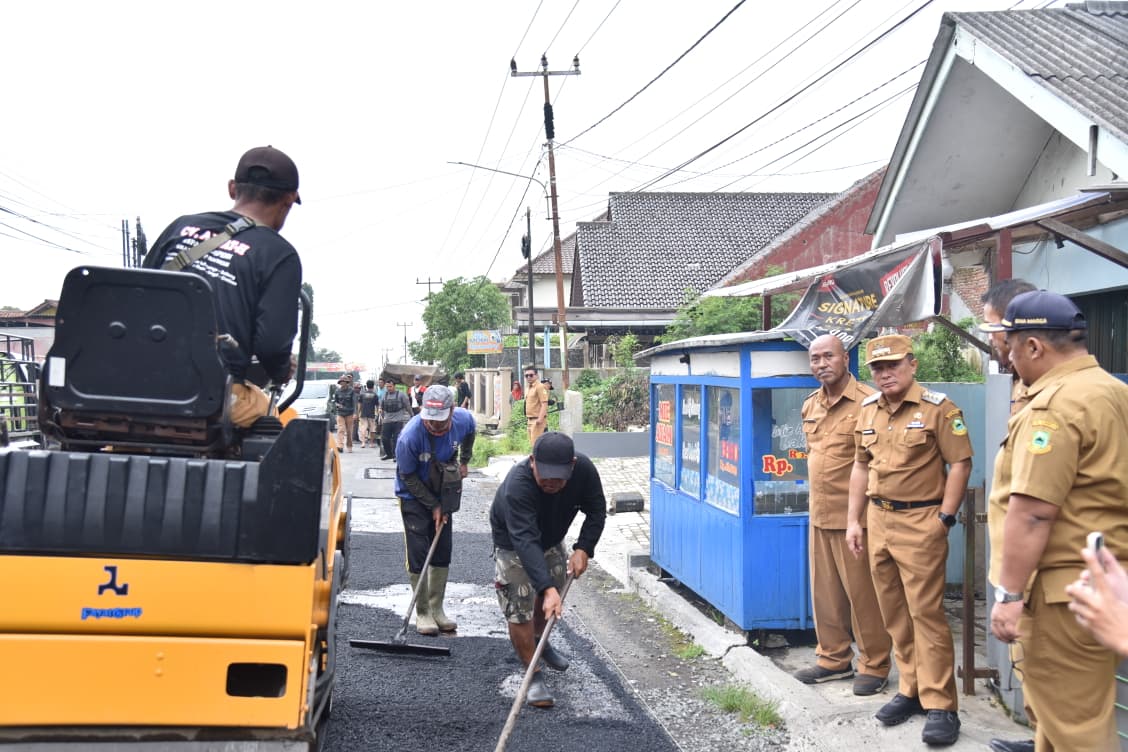 Bupati kuningan tinjau perbaikan jalan (foto:dok. ist/tohirin)