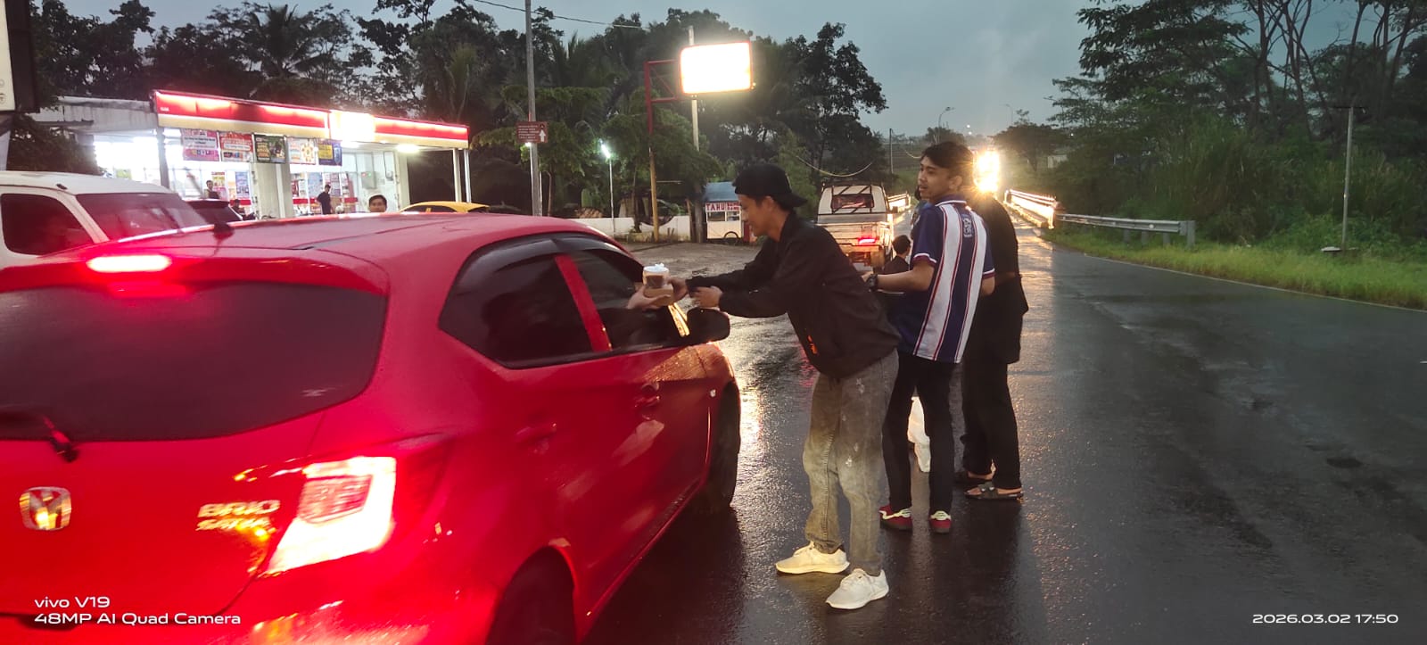 Bagi bagi takjil Biking Distrik Kuningan (foto:dok. ist/tohirin)