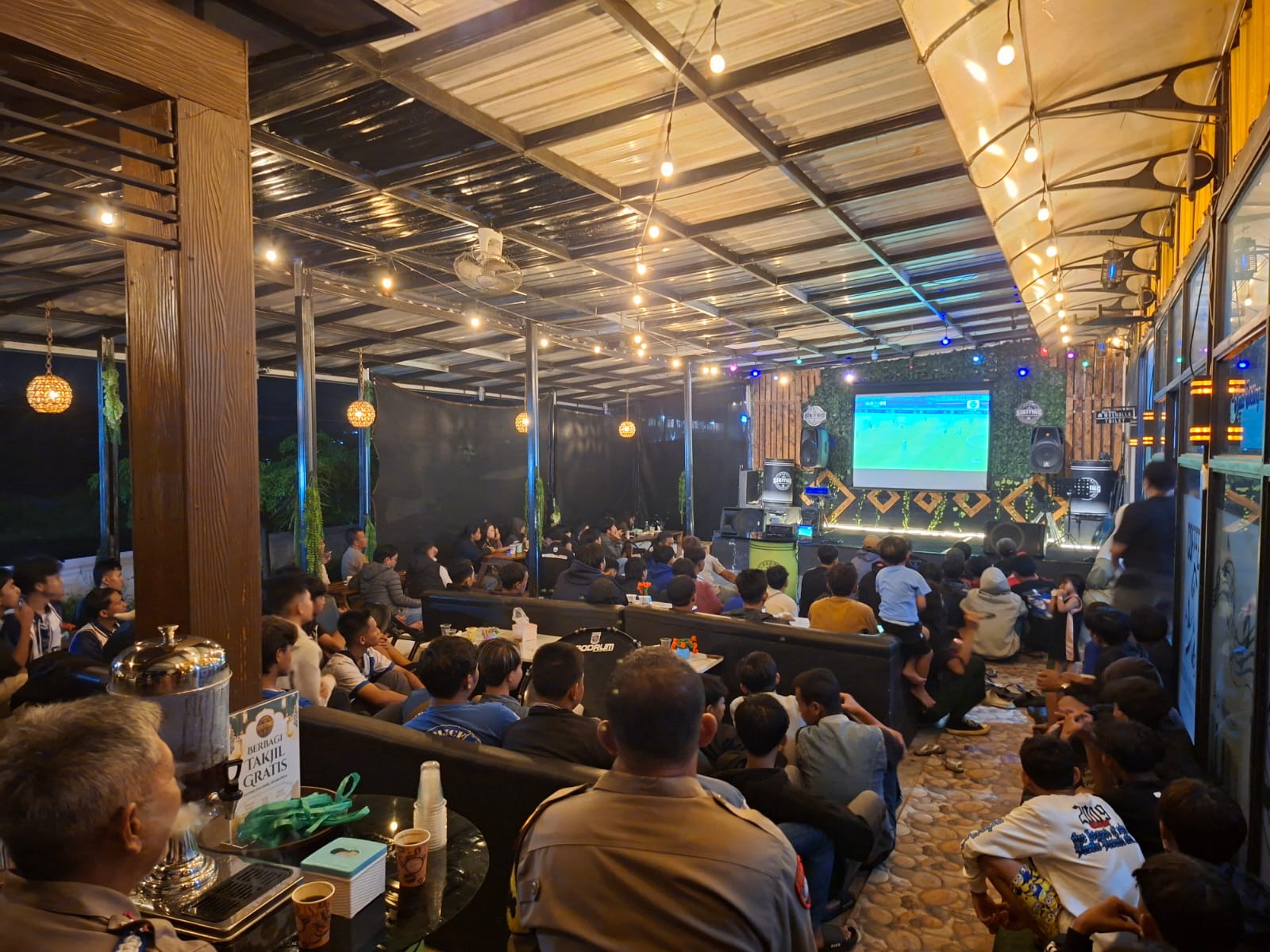Nonton Bareng Viking Distrik Kuningan (foto:dok. ist/tohirin)