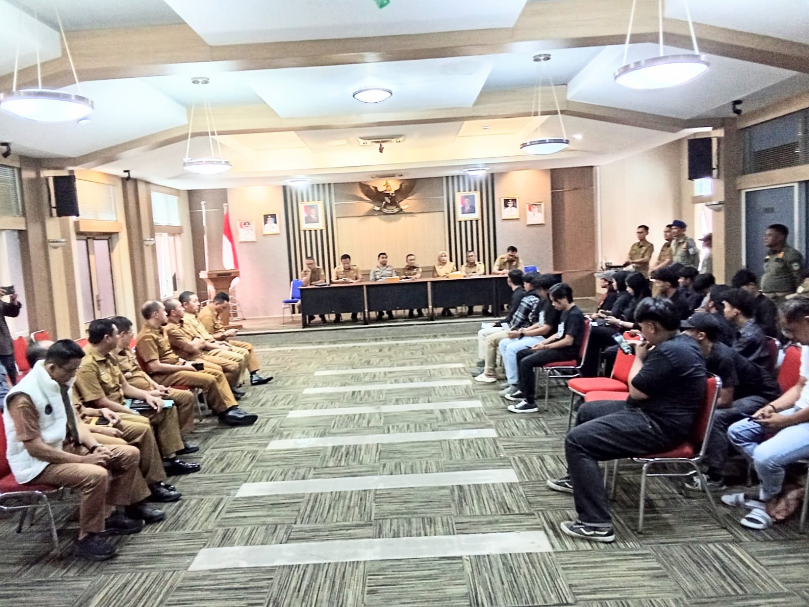 Dialog sejumlah aktivis bersama pihak pemerintah daerah terkait tunjangan DPRD Kuningan. (Foto: dok. ist)
