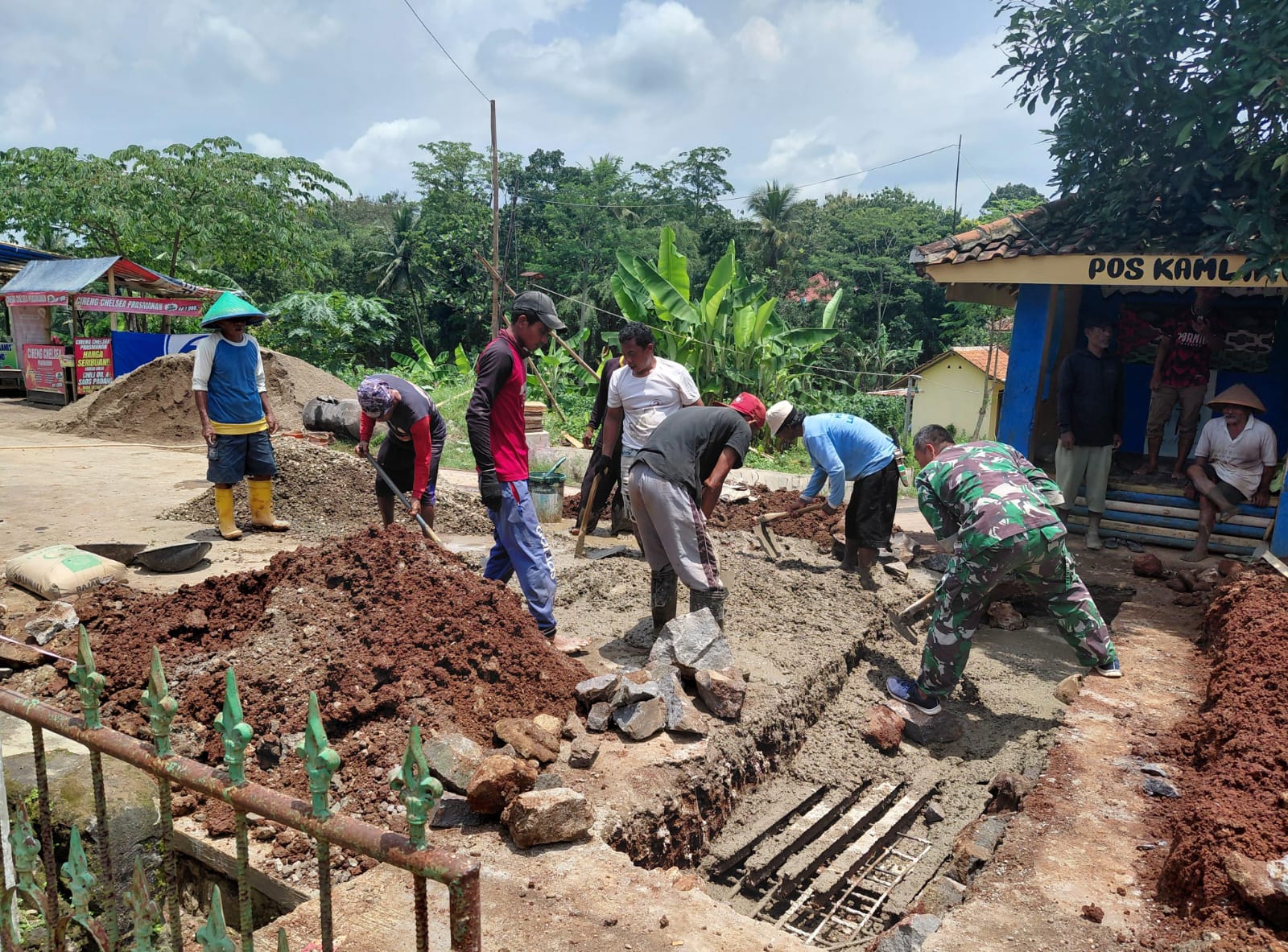 Warga dan babinsa gotong royong perbaiki jalan (foto:dok. ist/tohirin)
