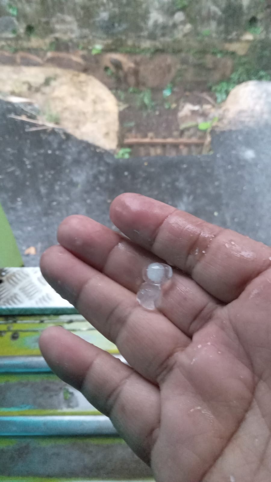 Hujan es di kabupaten kuningan (foto:dok. ist/tohirin)