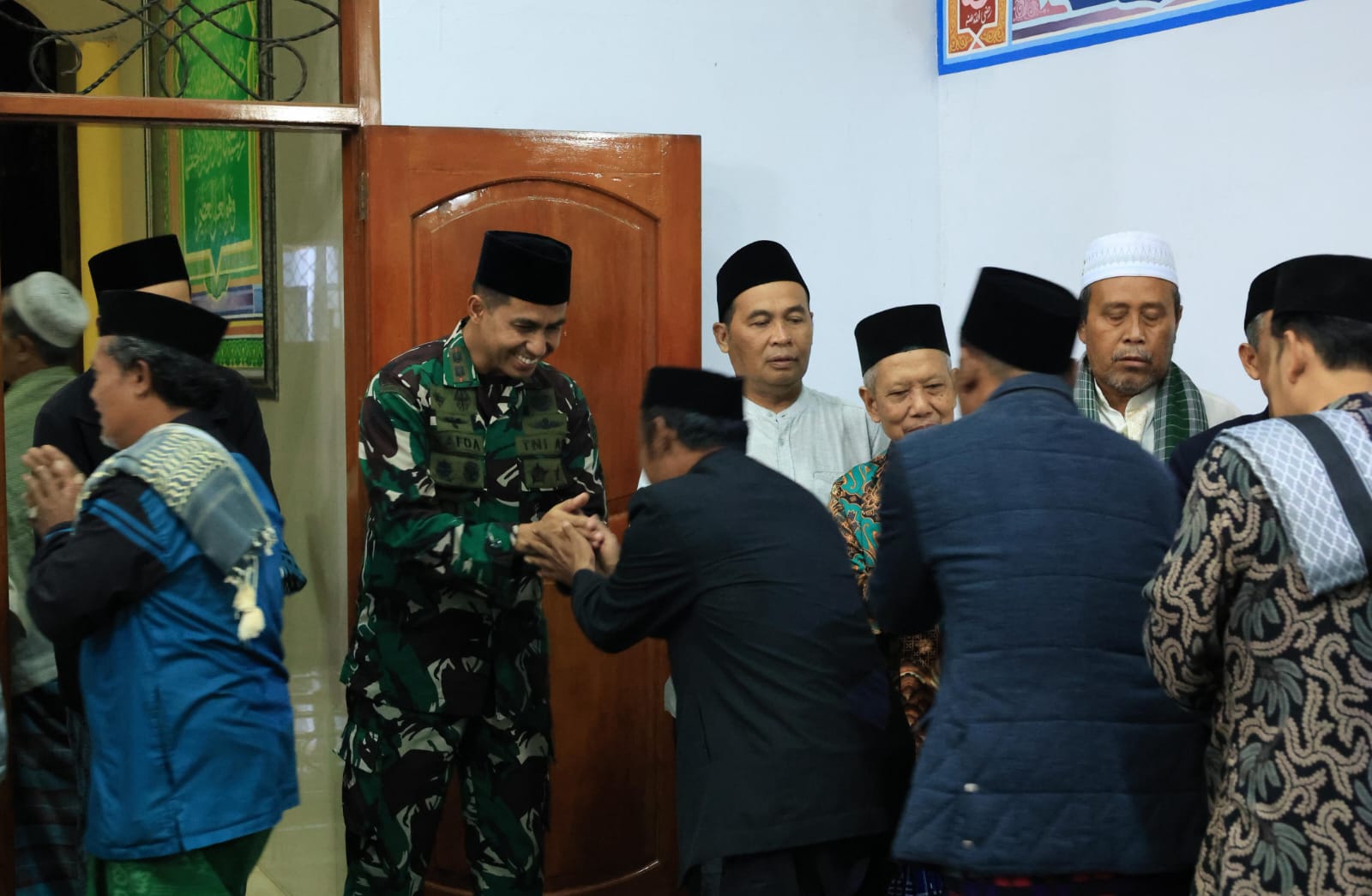 Dandim 0615 Kuningan ketika tarling di silebu mandirancan (foto:dok. kodim/tohirin)