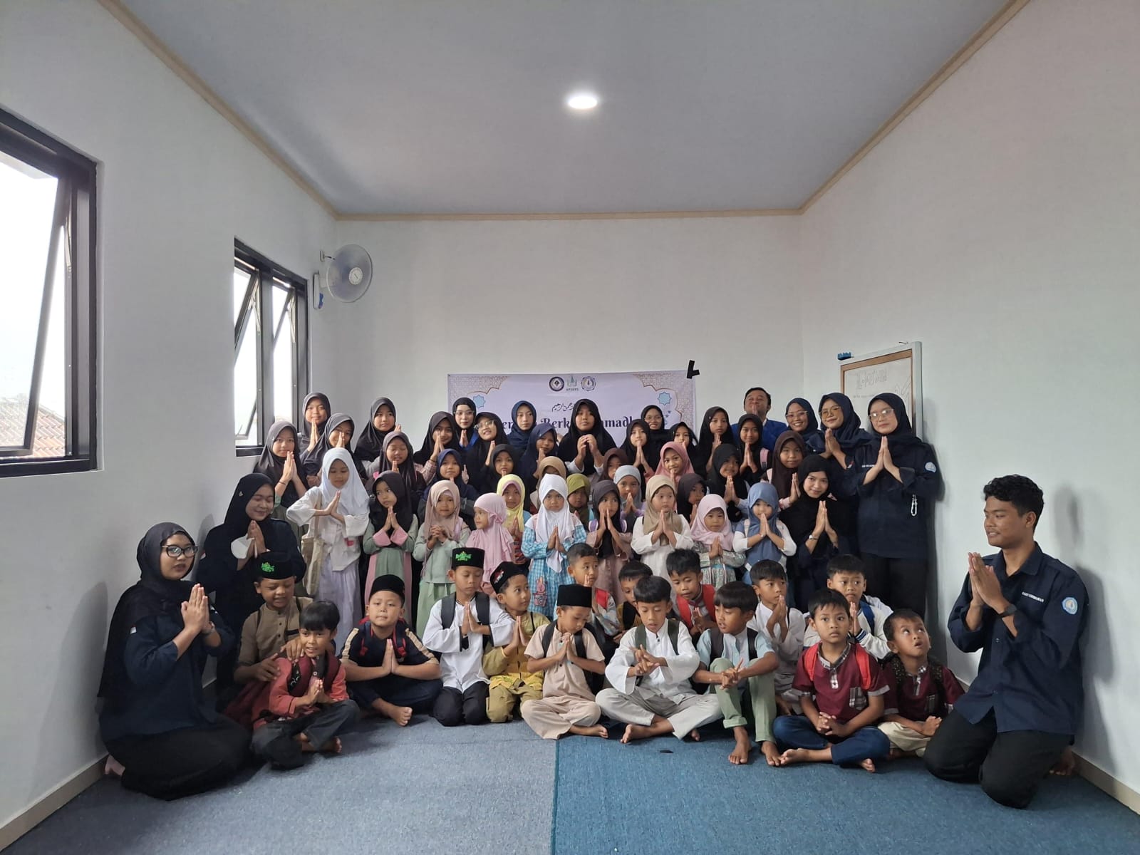 Foto Bersama Hima Perbankan Syari'ah Unisa dengan TPQ Nurul Falah (foto:dok. ist/tohirin)