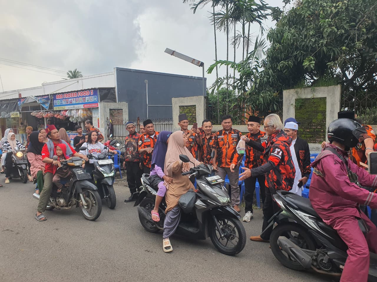 Suasana PAC Cigandamekar berbagi takjil (foto:dok. ist/tohirin)