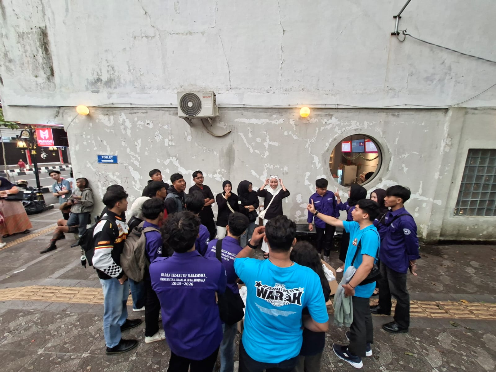 Waroeng Rakyat dan 3 BEM Kuningan serukan aksi Stop Perang di Pertokoan Siliwangi (foto:dok. ist/tohirin)