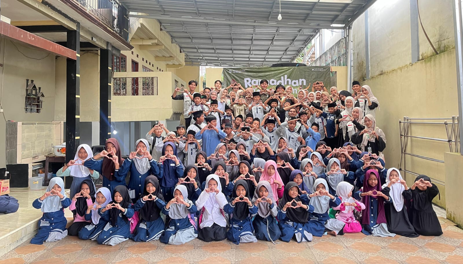 Foto bersama PIM dengan anak TPA (foto:dok. ist/tohirin)