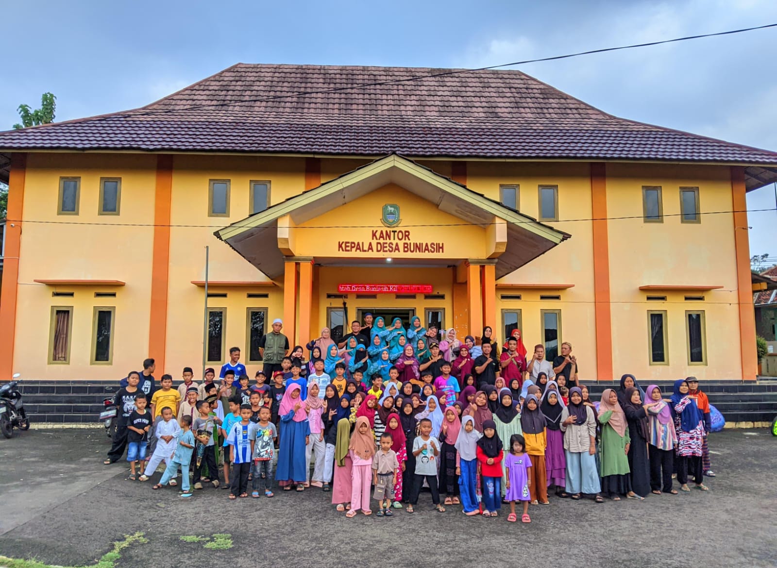 Warga Buniasih usai Gelat Tebar Seribu Takjil (foto:dok. ist/tohirin)