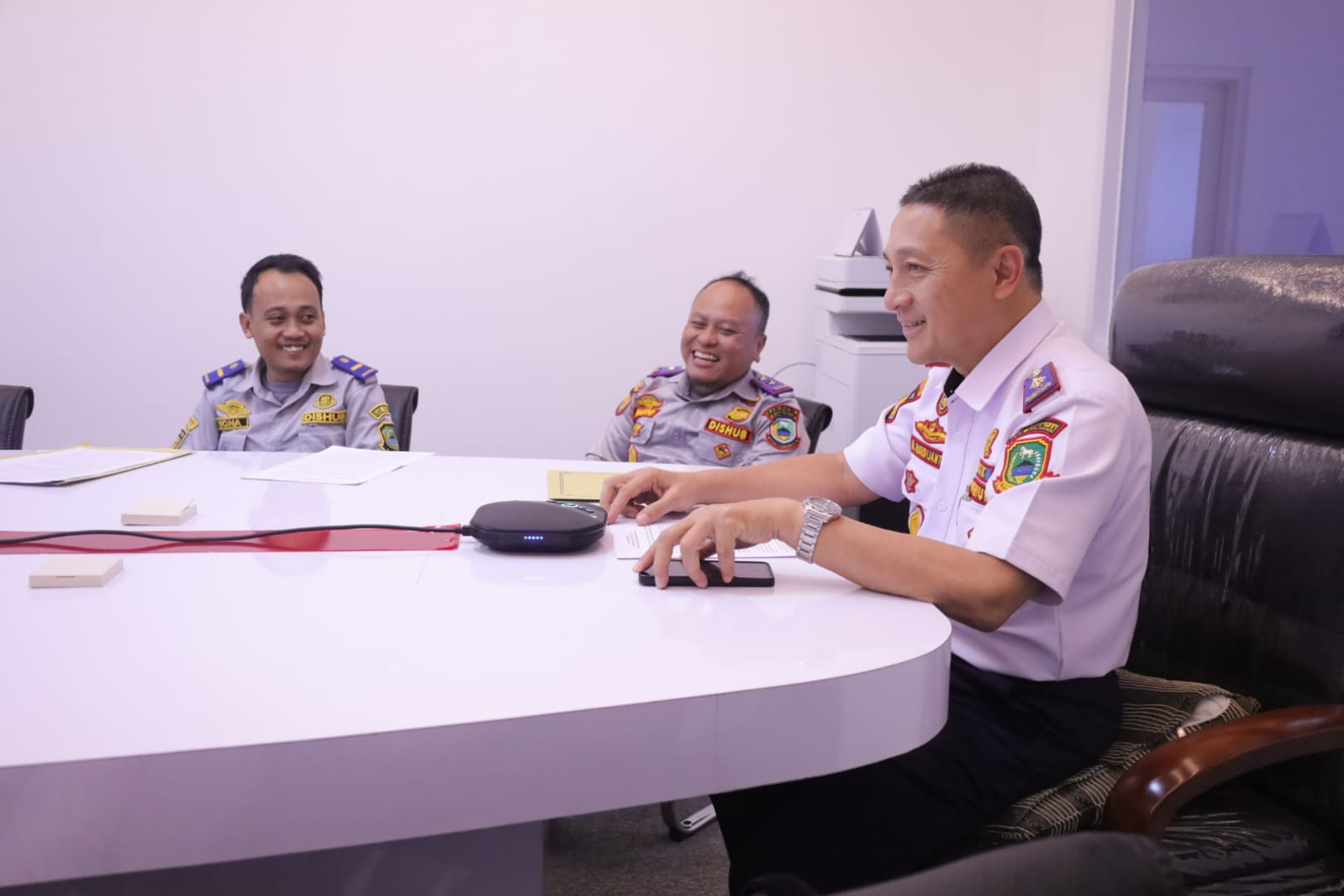 Kepala Dinas Perhubungan Kabupaten Kuningan, H. Mochamad Nurdianto, S.H., M.Si., dalam program Jabar Hari Ini yang disiarkan dari Command Center Diskominfo Kabupaten Kuningan (foto:dok. ist/tohirin)