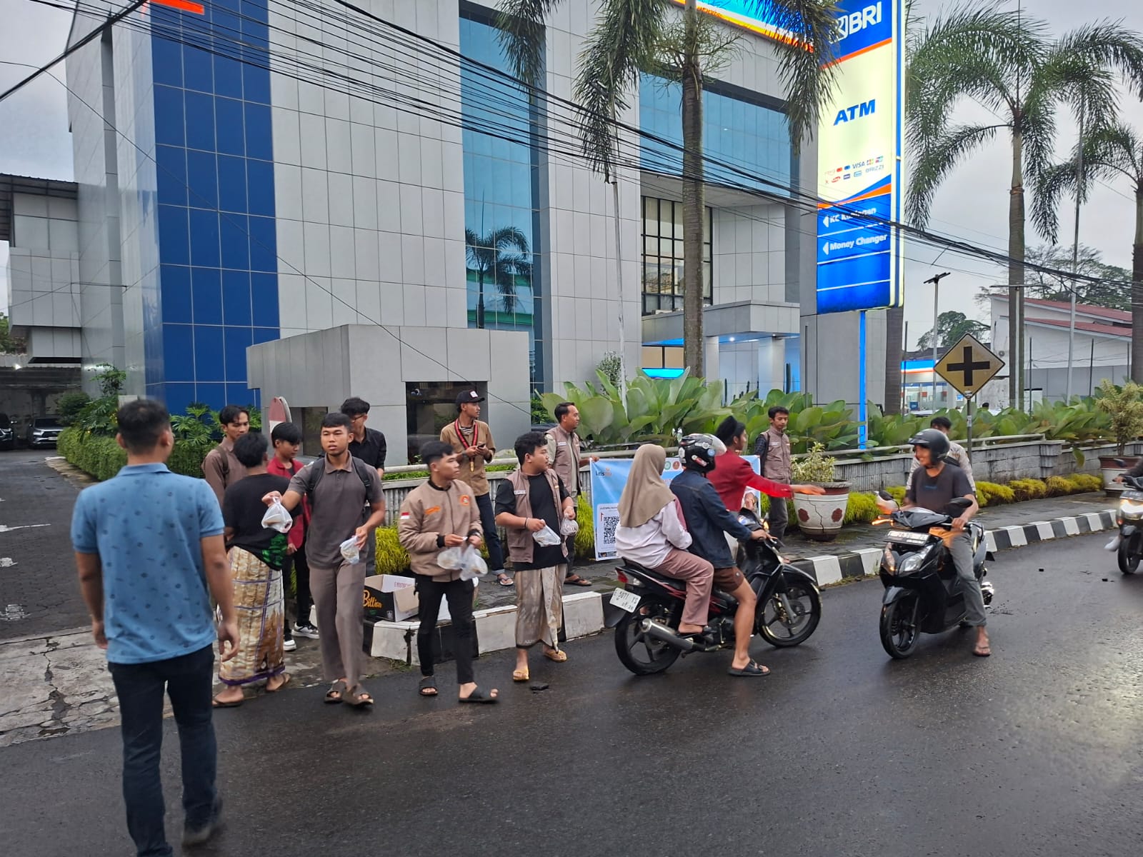 Lazismu kuningan bagi bagi takzil (foto:dok. ist/tohirin)