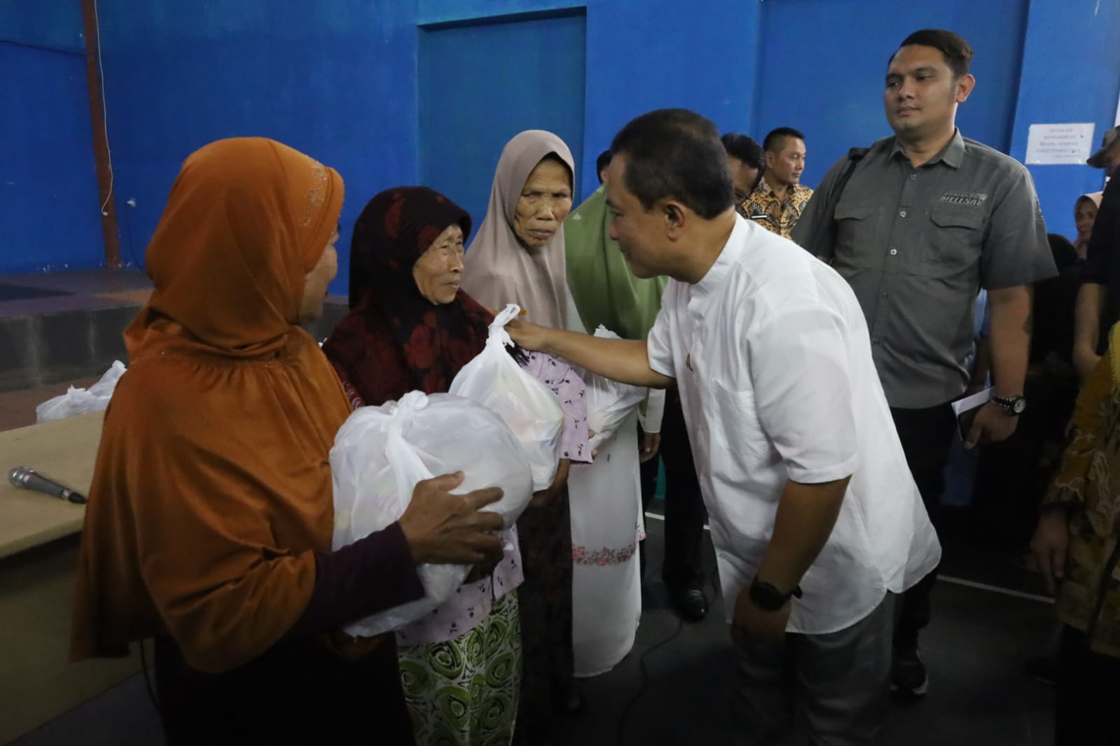 Bupati Kuningan Dian Rachmat Yanuar membagikan sembako subsidi lewat operasi pasar murah (foto:dok. ist/tohirin)