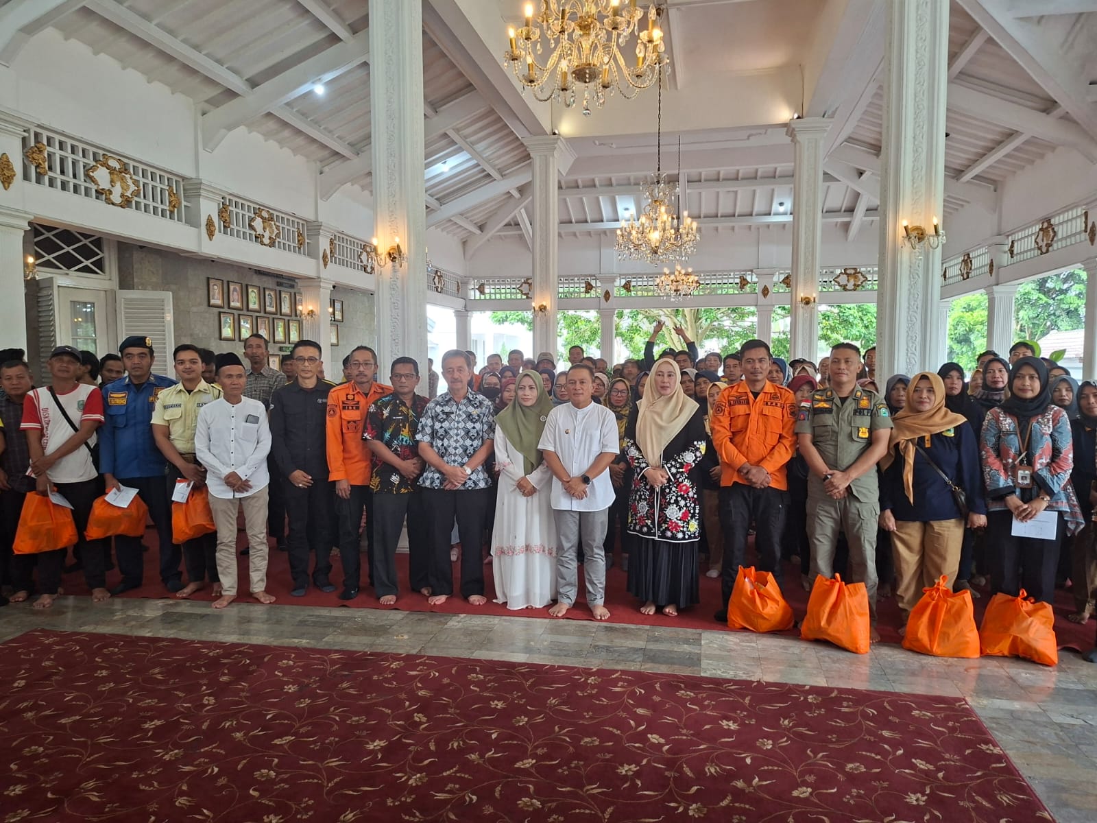 Foto bersama dalam acara Silaturahmi Ramadhan Pemkab Kuningan bersama 646 petugas Lapangan (foto:dok. ist/tohirin)