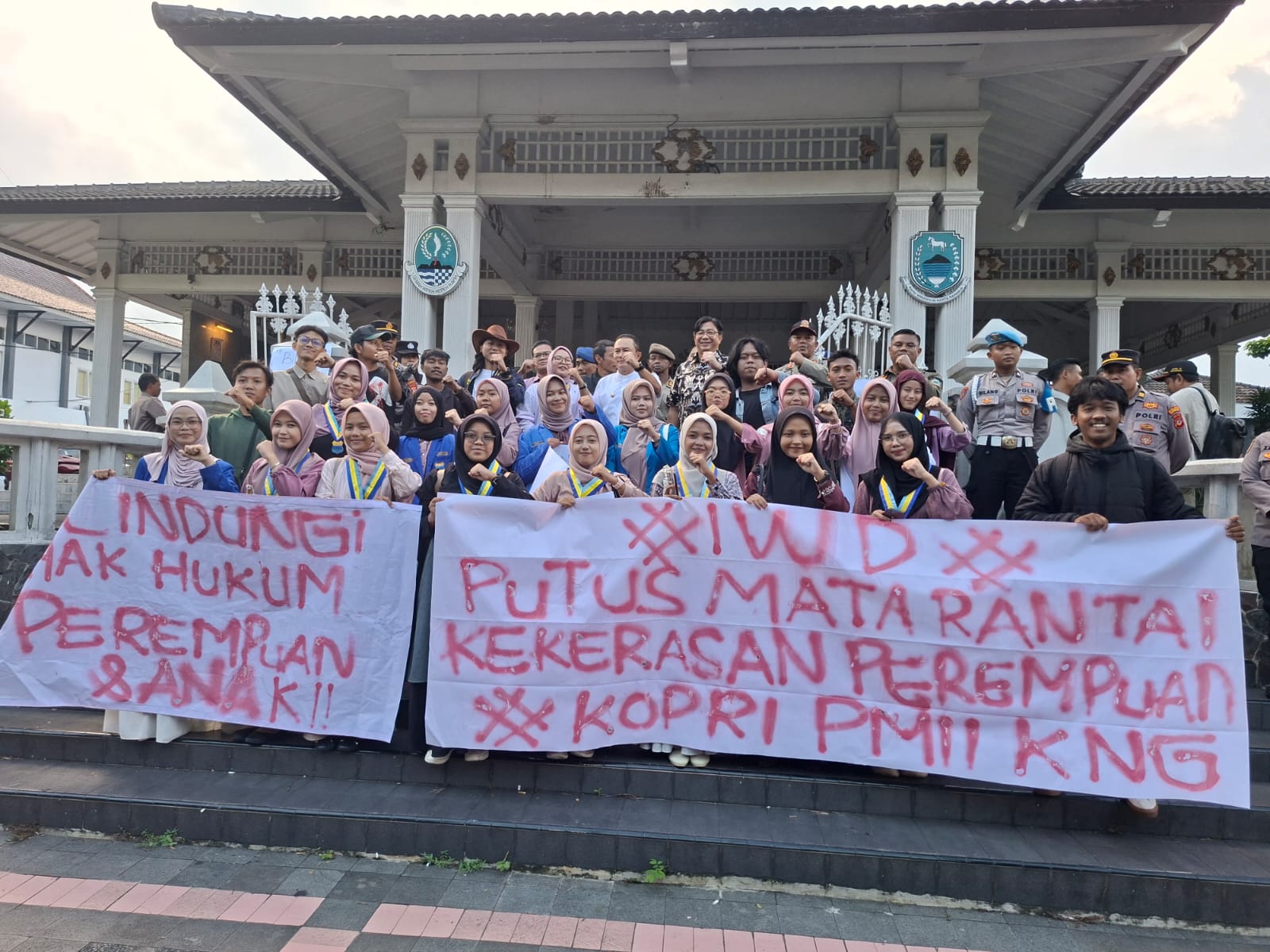 Foto bersama Kopri PMII Kuningan seusai peringati Internasional Women's Day (foto:dok. ist/tohirin)