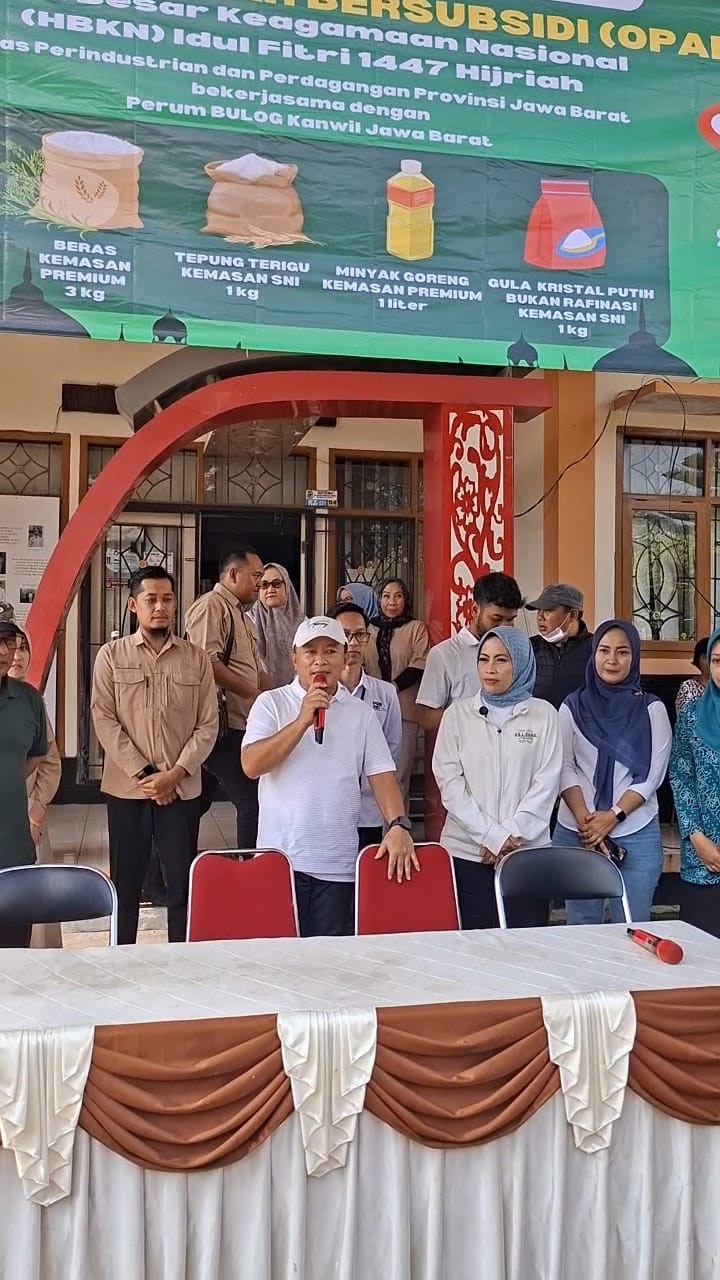 Bupati kuningan Dian Rachmat Yanuar dalam acara operasi pasar bersubsidi (foto:dok. ist/tohirin)