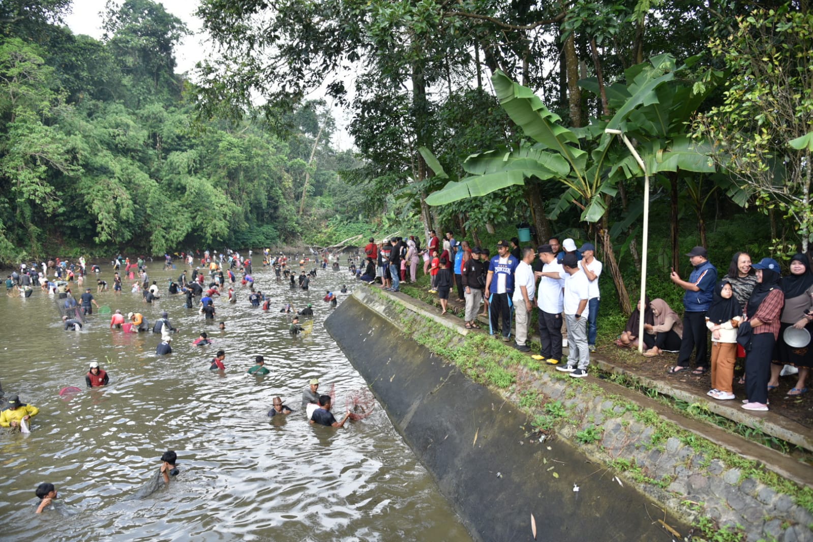 Bupati terjun langsung melihat warga turun ke situ arja kuningan (foto:dok. ist/tohirin)