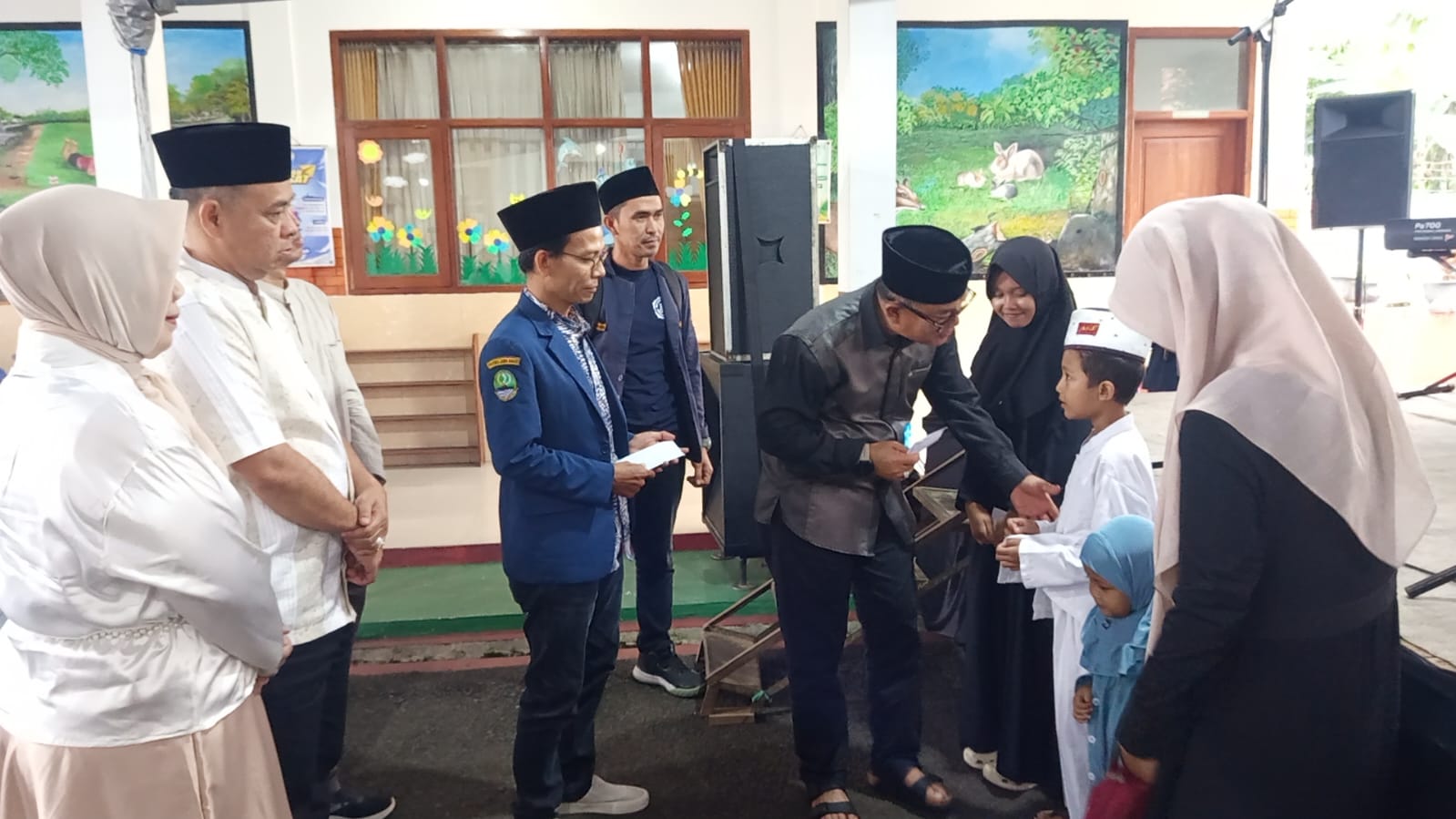 Karang taruna kuningan santuni anak yatim dan bagi bagi takjil (foto:dok. ist/tohirin)