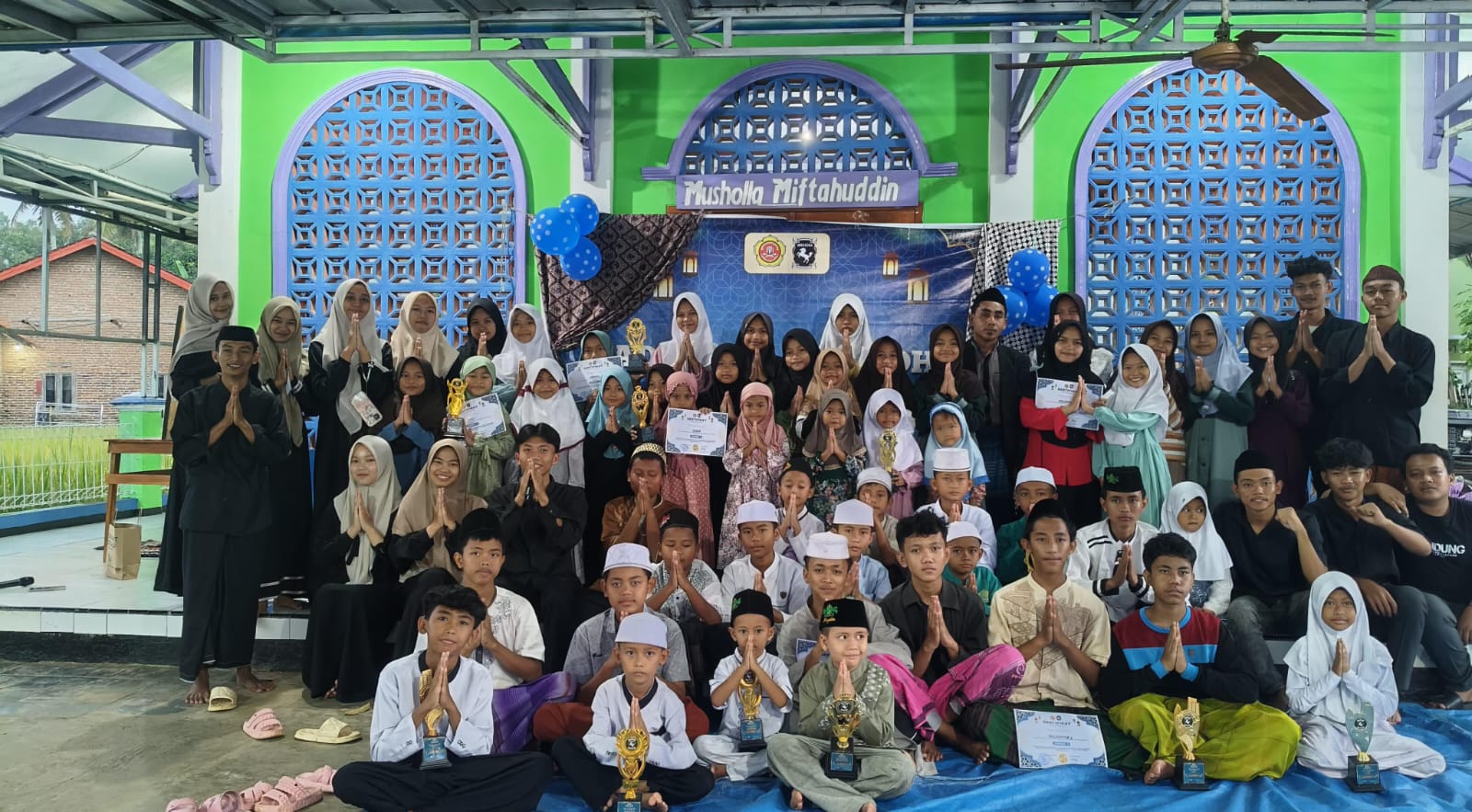 Foto bersama usai penutupan Madrasah Ramadhan (foto:dok. ist/tohirin)