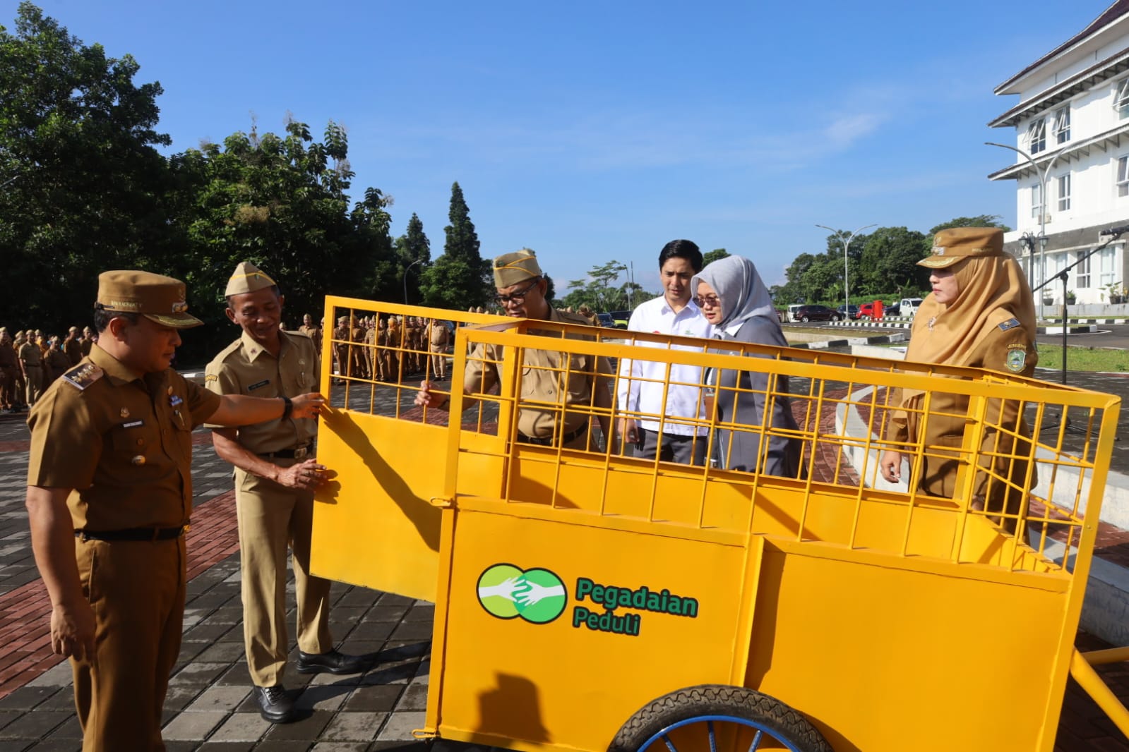 Pemkab kuningan terima 12 gerobak sampah (foto:dok. ist/tohirin)