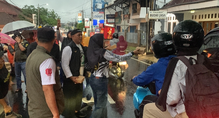 Para relawan dari Gerakan KITA, APIK, dan XMan tetap semangat membagikan 1000 takjil meski hujan deras mengguyur kawasan Jalan Jenderal Sudirman. (Foto: dok. ist)