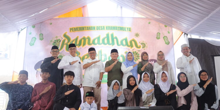 Foto bersama bupati kuningan dan penerima manfaat (foto:dok. ist/tohirin)