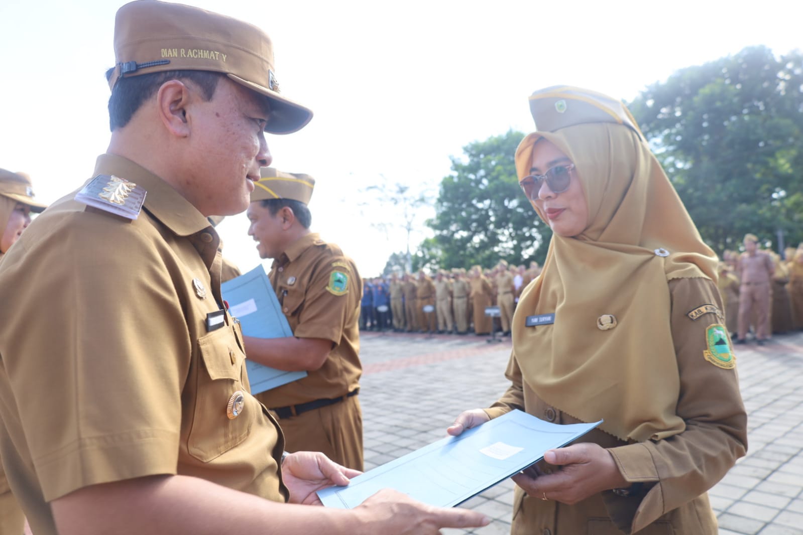 Bupati Kuningan Dian Rachmat Yanuar seragkan SK penugasan kepala sekolah (foto:dok. pemkab/tohirin)