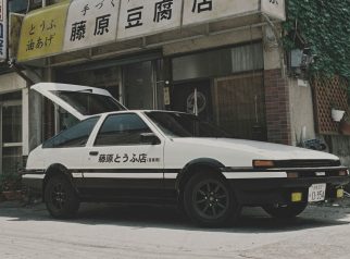 AE86 “Hachiroku” milik Takumi Fujiwara melaju di lintasan pegunungan, simbol keahlian mengemudi yang mengalahkan mobil-mobil berperforma tinggi. (Foto: dok. net)